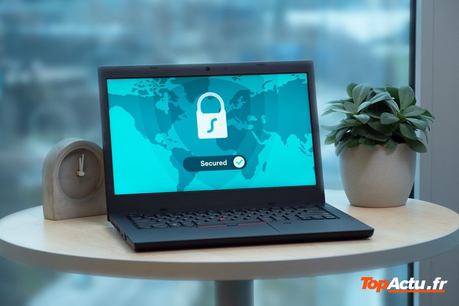 Ordinateur portable dont l'écran affiche un cadenas de sécurité