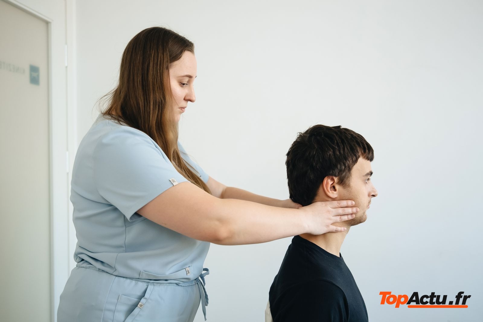 Kinésithérapeute qui examine la nuque d'un patient