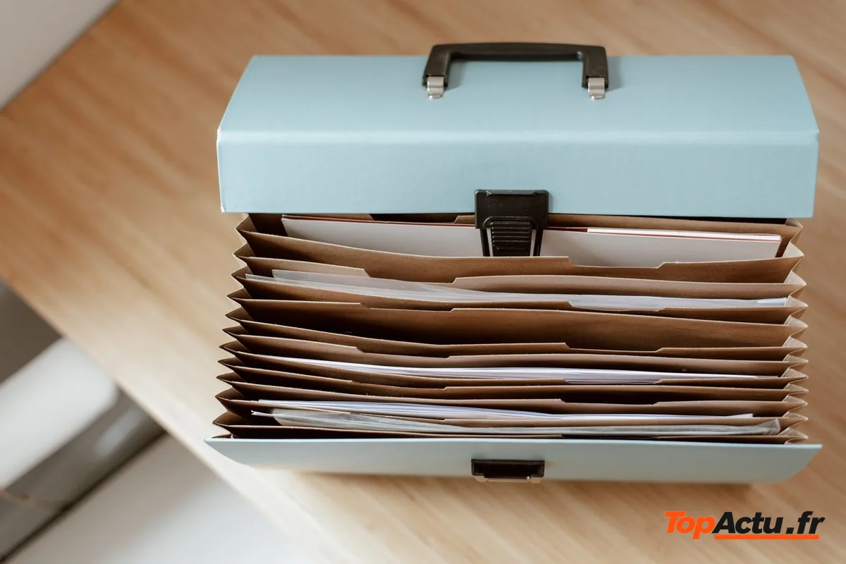 Boîte à archives ouverte remplie de documents classés