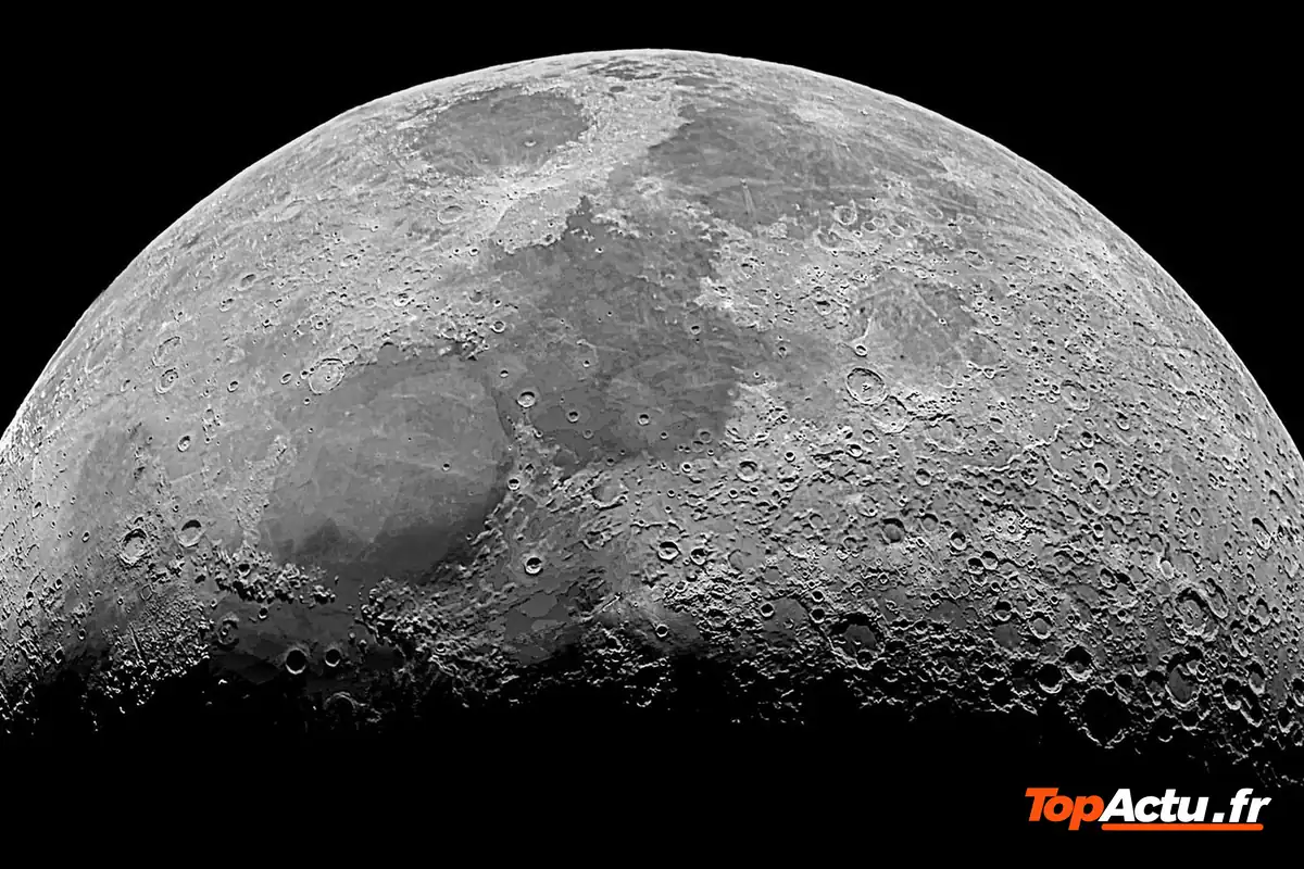 Surface de la Lune en gros plan avec ses cratères, vue d'un croissant lunaire