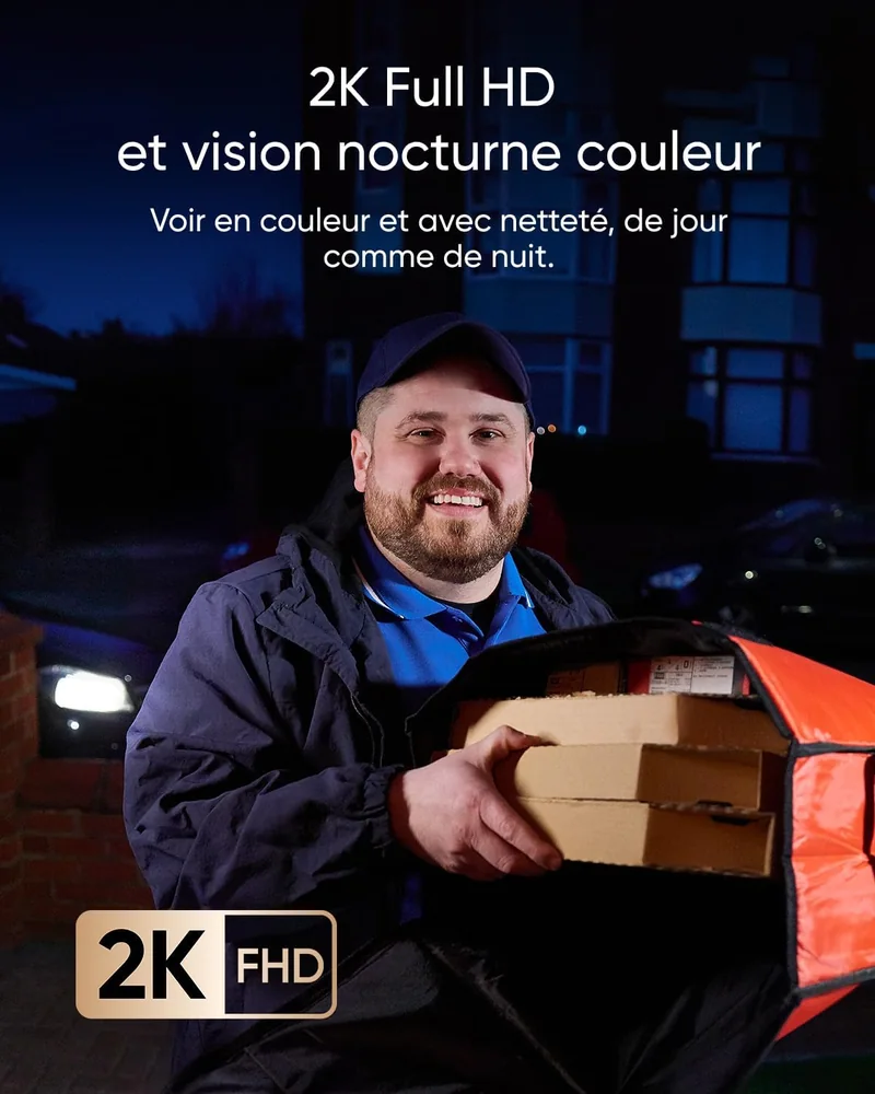 Un livreur de nuit filmé en couleur, avec la mention 2K Full HD