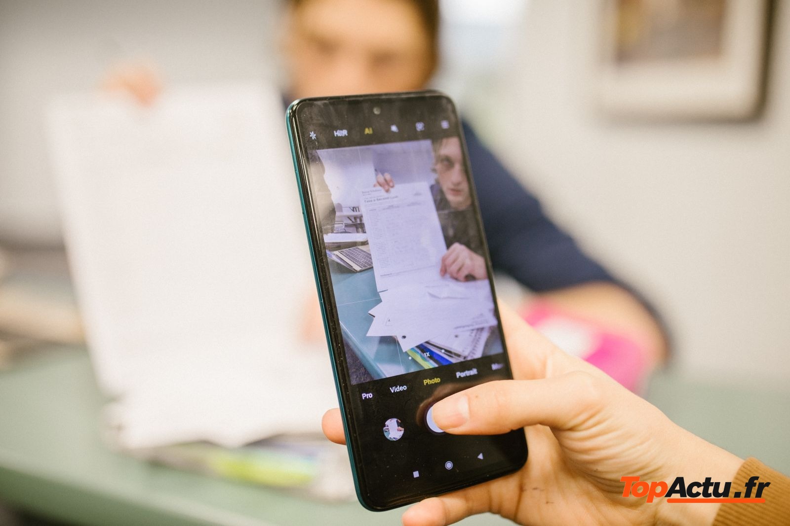 Smartphone qui photographie une feuille de papier