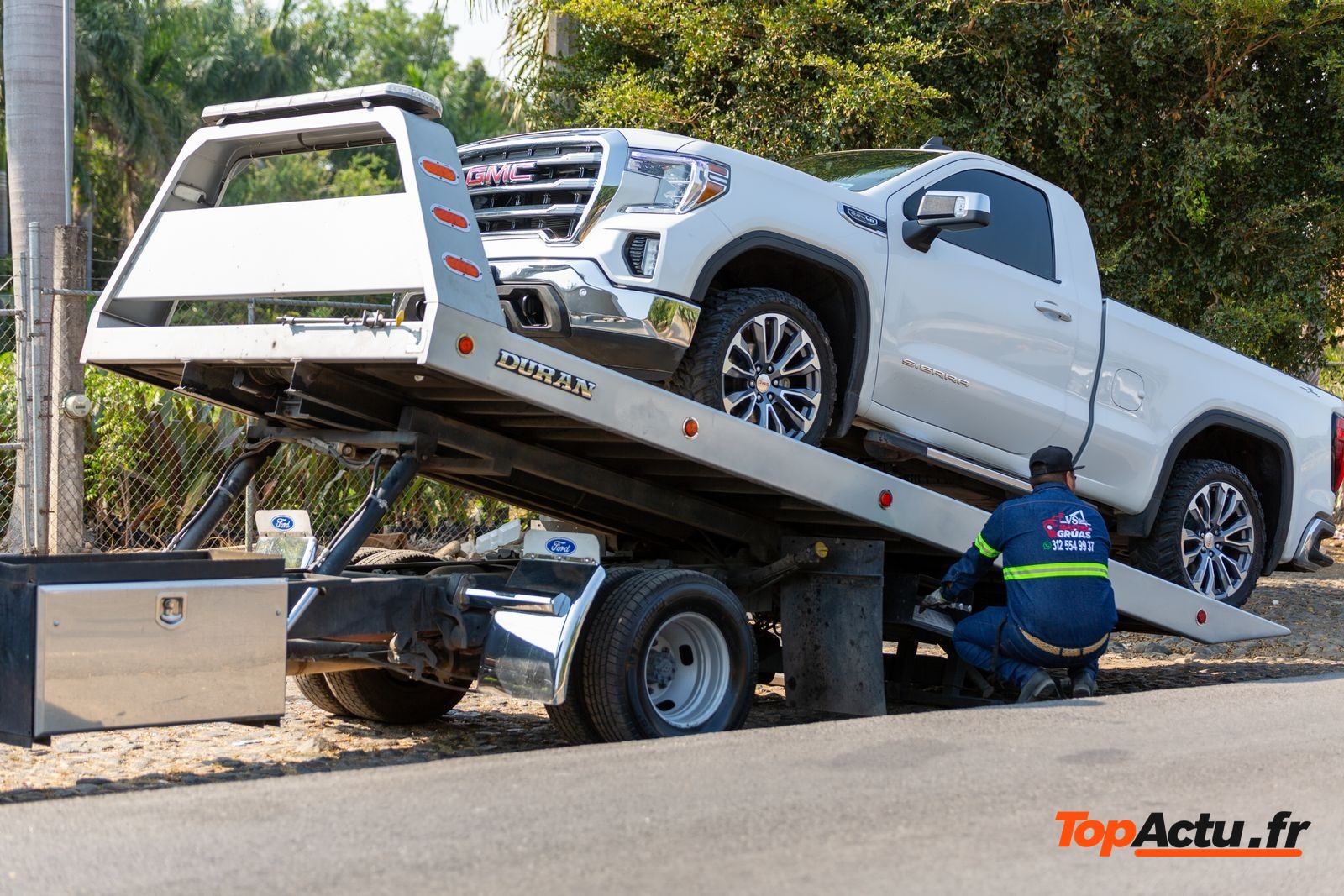 Voiture hissée sur un camion de dépannage dans une rue