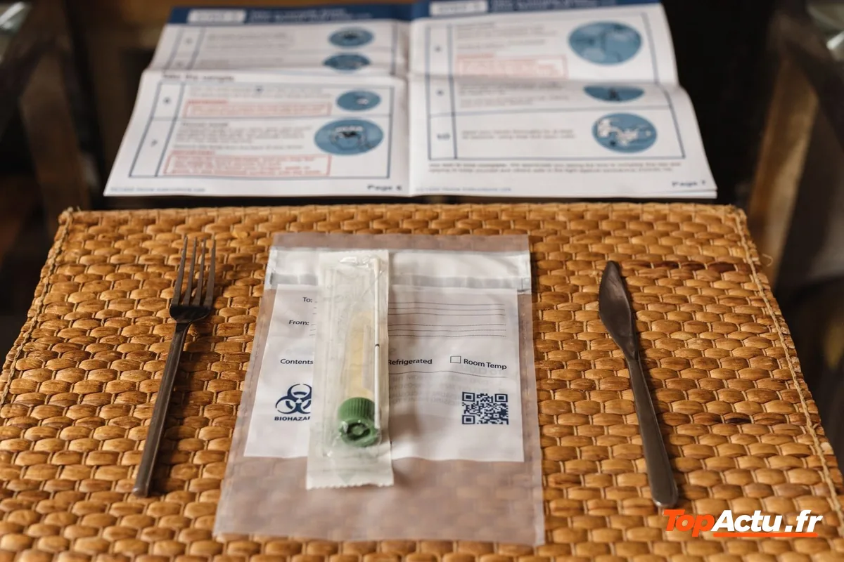 Kit de prélèvement dans un sachet scellé avec une notice, posé sur un set de table en osier