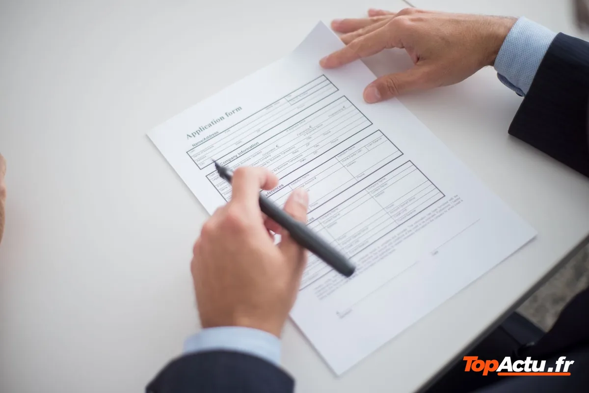 Main qui remplit un formulaire avec un stylo