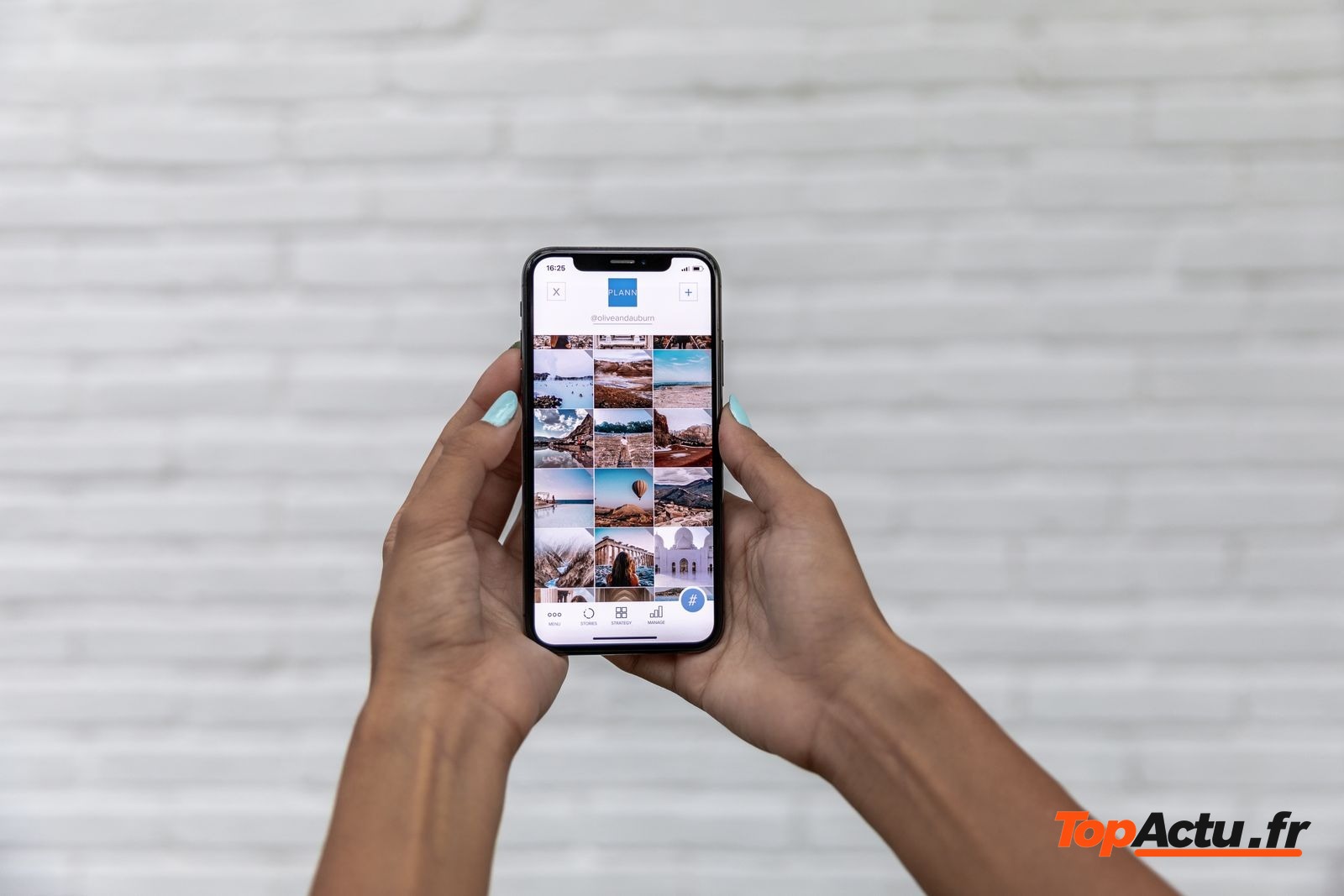 Mains qui tiennent un smartphone affichant une galerie de photos