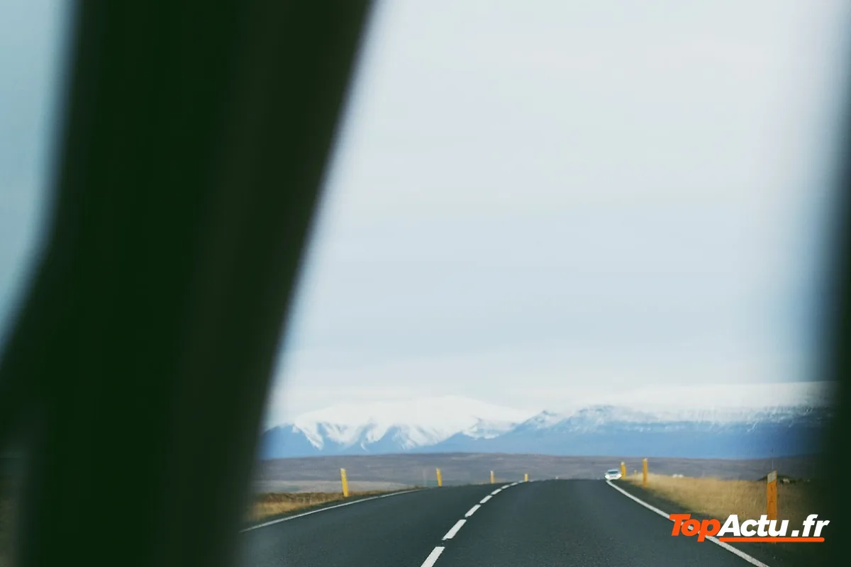 Voies d'un péage d'autoroute vues d'en haut, avec des voitures