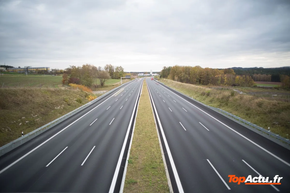 Autoroute vide sous un ciel nuageux