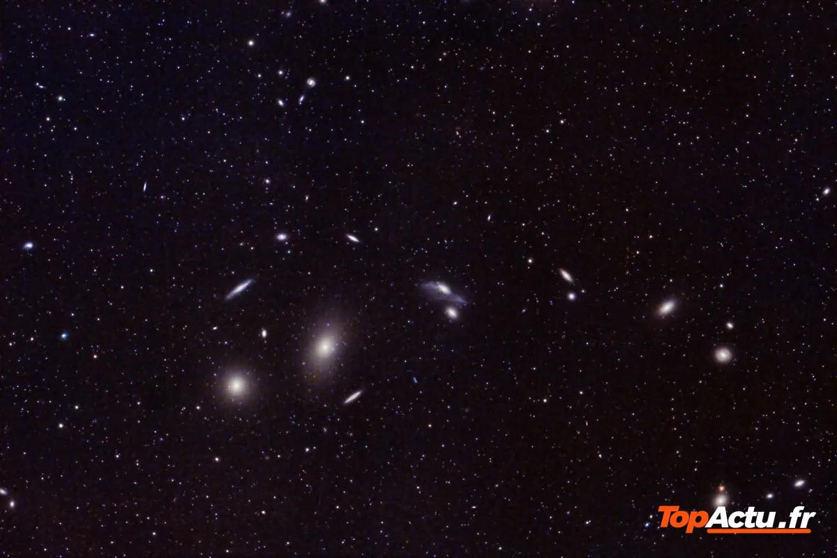 Champ d'étoiles et de galaxies lointaines sur un ciel noir violacé