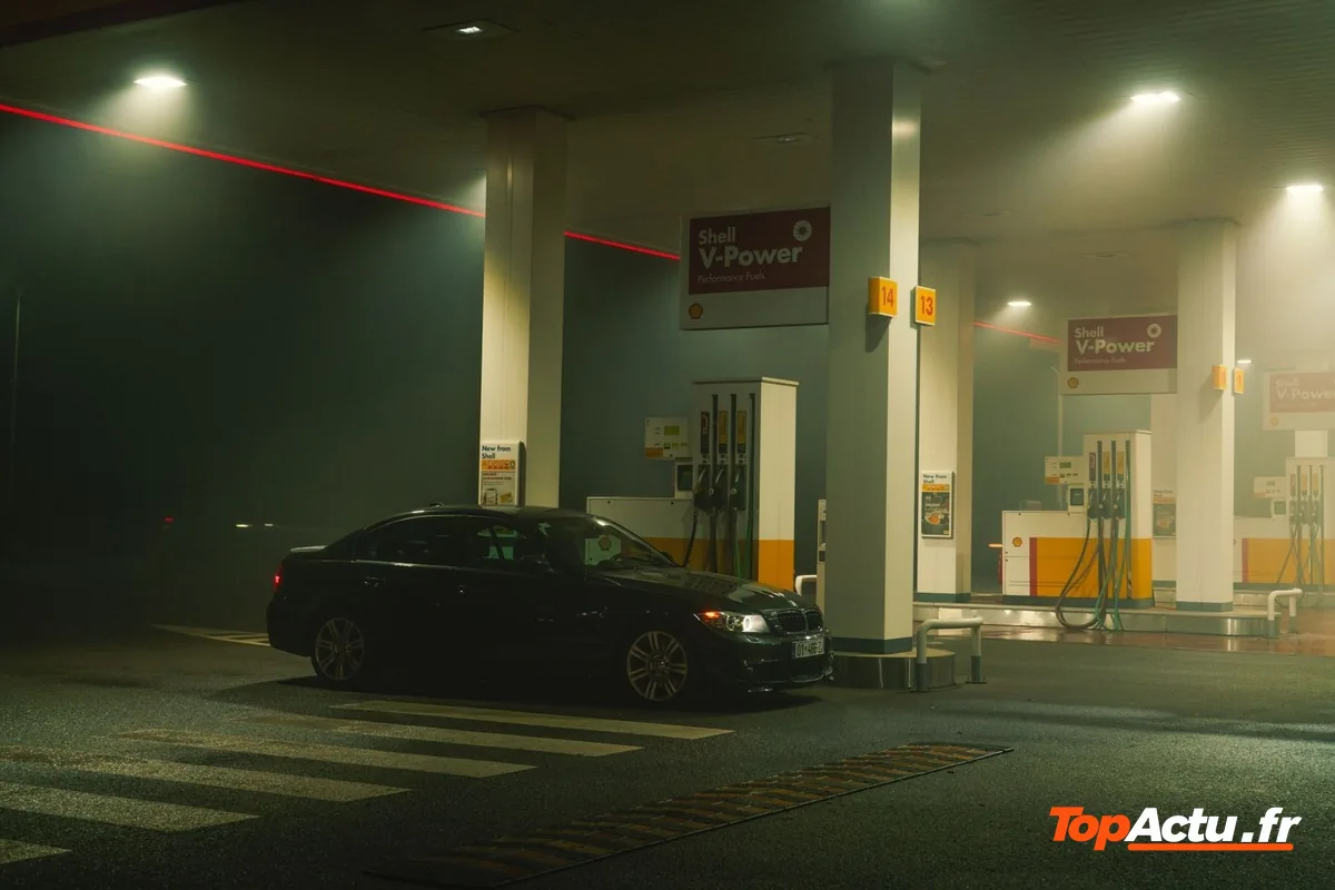 Station-service dans la brume, avec une voiture