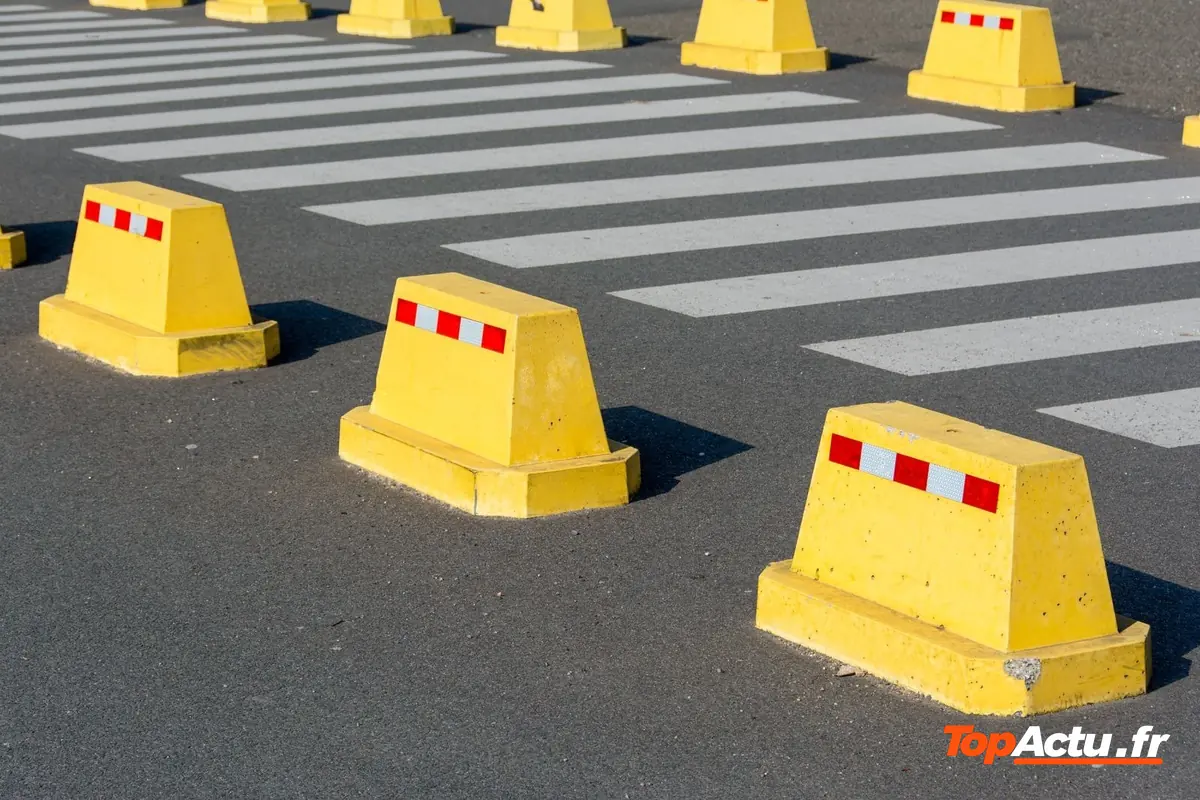 Plots jaunes et rouges devant un passage piéton