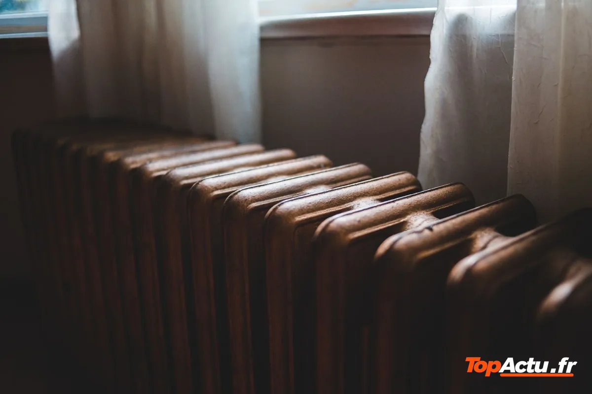 Radiateur ancien devant une fenêtre