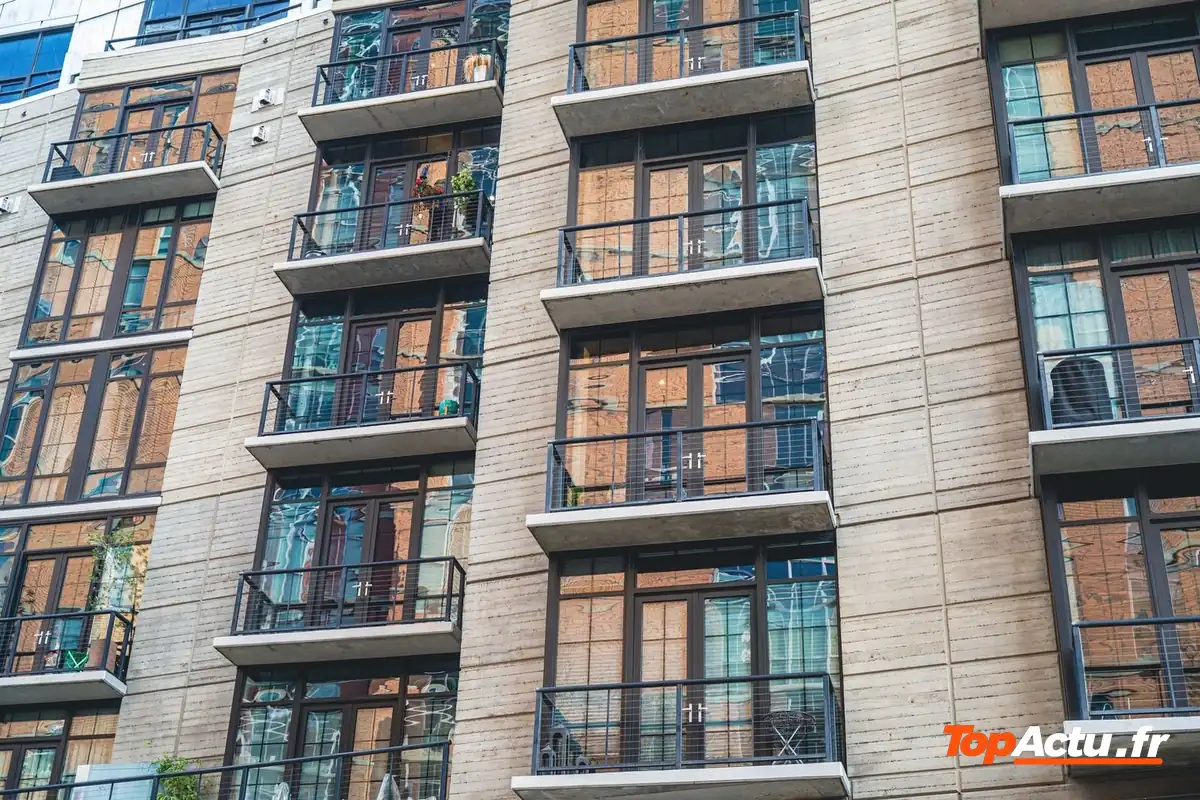 Façade d'un immeuble d'habitation avec des balcons