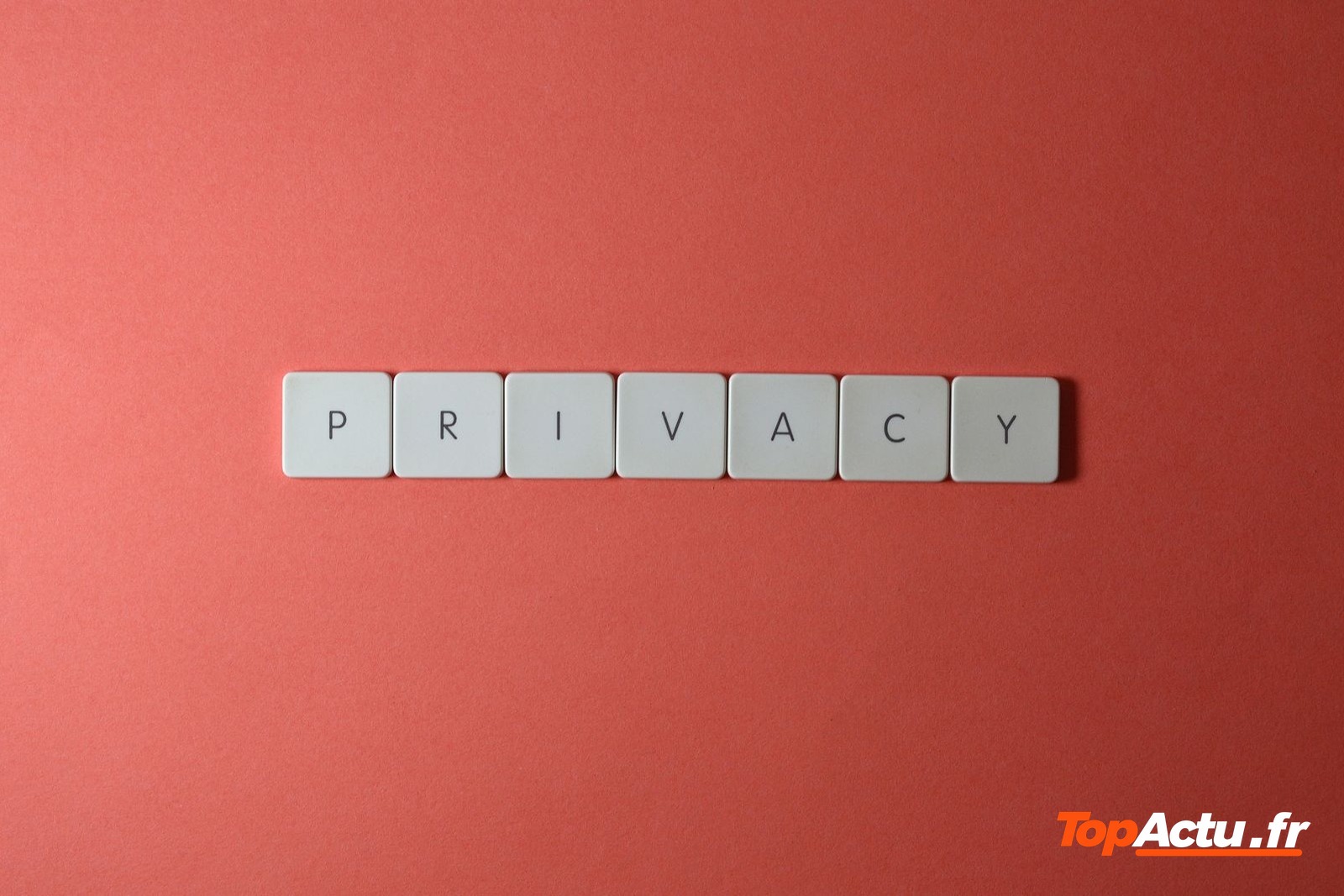 Lettres de jeu qui forment le mot PRIVACY sur fond rouge